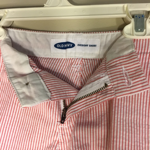 ❤ Old Navy women’s vertical pink striped shorts - Picture 2 of 3